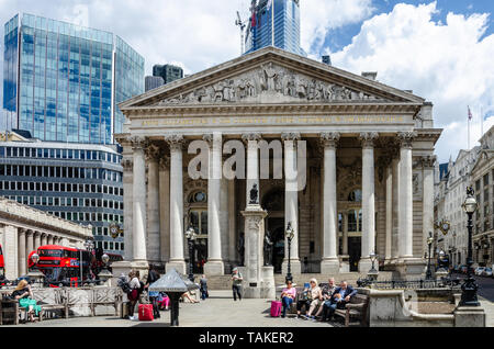 Der Royal Exchange Gebäude in London, UK ist eine alte, aus Stein gebauten Gebäude mit Säulen und Schnitzereien Stockfoto