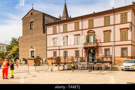 CERVIA (RA), Italien - 17 Mai, 2019: die Menschen gehen in der Hauptplatz von Cervia Stockfoto