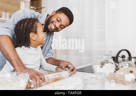 Die Pizza mit Kindern Konzept Stockfoto