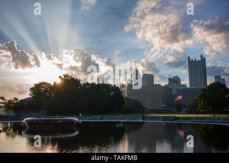 Stadt Pittsburgh, Pennsylvania bei Sonnenaufgang von Point State Park gesehen. Stockfoto