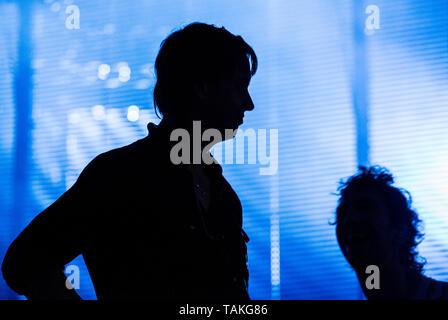 Julian Casablancas, Sänger, und Nick Valensi, Gitarrist, der Amerikanischen indie rock Band die Anschläge live auf der alle Punkte im Osten Musik Festival im Victoria Park, East London, England, Großbritannien Stockfoto