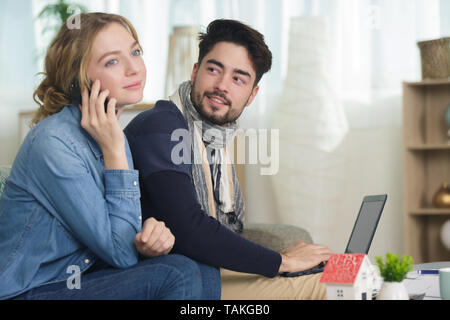 Glücklich lächelnde Paar diskutieren Haus architektonischen Plan Stockfoto