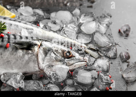 Leckere rohe Makrele Fisch mit Eis auf Tabelle Stockfoto