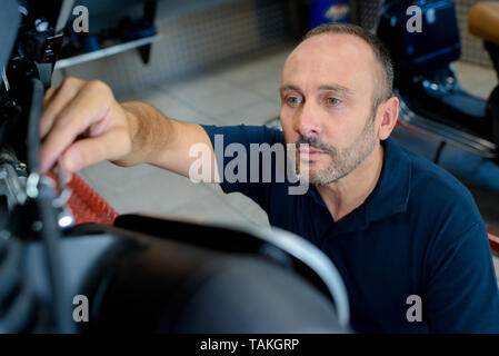 Attraktive Mechaniker etwas prüfen Stockfoto