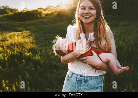 Glückliche Mutter wandern mit Kleinkind Baby outdoor Familie Lifestyle junge Mama und Kind zusammen reisen Mutterschaft Muttertag Stockfoto