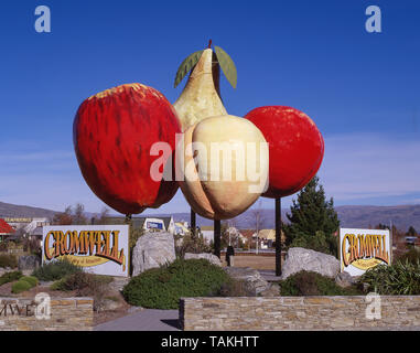 Riesige Skulptur Obstund Willkommen Schilder, Cromwell, Otago Region, Südinsel, Neuseeland Stockfoto