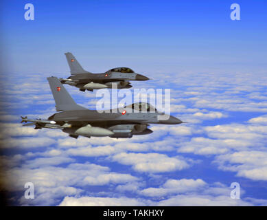 Royal Norwegian Air Force F-16C Kampfflugzeuge fliegen in Formation während der NATO-Übung Arctic Challenge Mai 24, 2019 über Finnland. Stockfoto