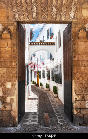 Alten Tor und Straße in Cordoba, Spanien. Stockfoto