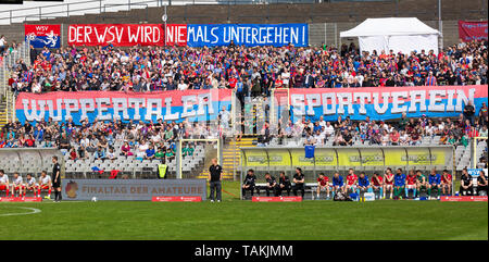 Sport, Fußball, Niederrhein Cup, 2018/2019, Endrunde, Wuppertaler SV gegen KFC Uerdingen 1-2, Stadion am Zoo in Wuppertal, Wuppertal Fußball Fans, Besucher, Banner WSV wird überleben Stockfoto