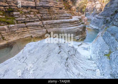 Papingo Rock Pools bei Sonnenaufgang, mehrschichtige Gesteinsschichten in Papingo. Berühmte Touristenattraktion in Epirus, geschichtete Canyon Wände in Papingo, Griechenland. Stockfoto