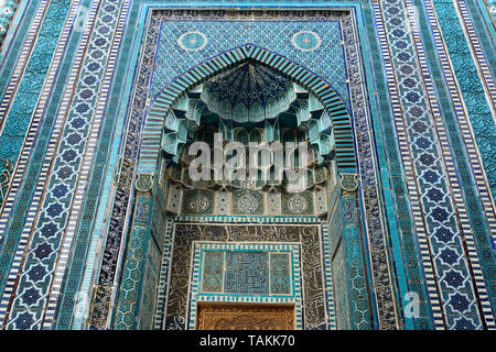 Die mozaikoe Eintrag zu einem der Gräber der Nekropole von Shakhi Wonders. Samarkand, Usbekistan Stockfoto