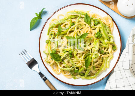 Pasta Spaghetti mit Zucchini, Erbsen und Sahnesauce. Vegetarisches Gemüse Pasta. Zucchini Nudeln. Ansicht von oben kopieren. Stockfoto