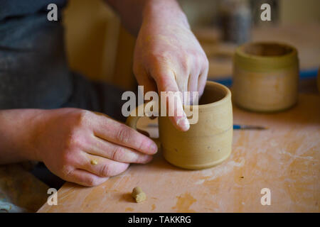 Professionelle männlichen Potter Arbeiten in Werkstatt, Studio - setzen auf Keramik Becher. Handgefertigte, Small Business, Basteln arbeiten Konzept Stockfoto