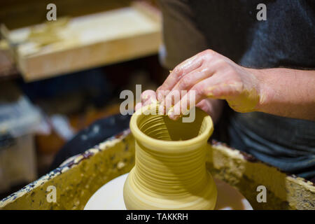 Professionelle männlichen Potter die Kanne in der Töpferei, Studio. Handgefertigte, Kunst und Handwerk Konzept Stockfoto