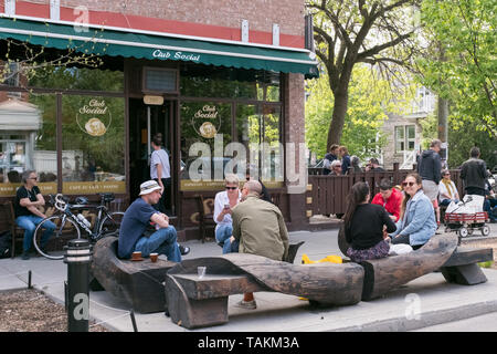 Leute, die vor der Verein Soziale, einem berühmten Coffee Shop in St. Viateur Street, Mile End, Montreal chatten Stockfoto