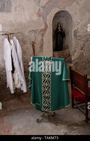 Priester Gewänder im San Nicolas Tolentino Tempel und Ex-Monastery in Actopan, Hidalgo, Mexiko. Die kolonialen Kirche und Kloster wurde im Jahre 1546 erbaut und architektonische Elemente aus der Romantik, Gotik und Renaissance kombinieren. Stockfoto