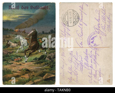 Deutsche Historische Postkarte: Nach der Schlacht, Battlefield, galoppierende Pferde ohne Reiter, tote Soldaten auf dem Boden liegen. wwi 1915, Rückseite Stockfoto