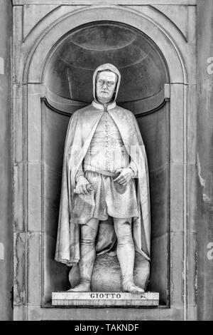 Statue von Giotto di Bondone, außerhalb der Uffizien in Florenz. Stockfoto