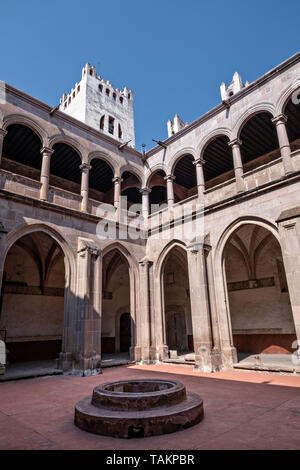 Blick auf den zentralen Innenhof des Klosters San Nicolas Tolentino Tempel und Ex-Monastery in Actopan, Hidalgo, Mexiko. Die kolonialen Kirche und Kloster wurde im Jahre 1546 erbaut und architektonische Elemente aus der Romantik, Gotik und Renaissance kombinieren. Stockfoto