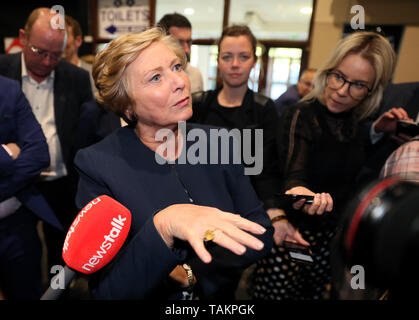 Fine Gael Kandidat Frances Fitzgerald kommt an der count Zentrum im RDS, Dublin, wie bei der Auszählung der Stimmen bei der Europawahl fort. Stockfoto