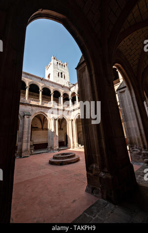 Blick auf den zentralen Innenhof des Klosters San Nicolas Tolentino Tempel und Ex-Monastery in Actopan, Hidalgo, Mexiko. Die kolonialen Kirche und Kloster wurde im Jahre 1546 erbaut und architektonische Elemente aus der Romantik, Gotik und Renaissance kombinieren. Stockfoto