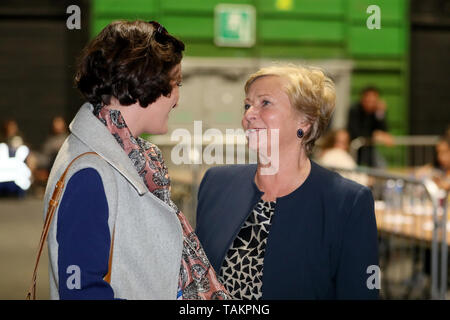 Fine Gael Kandidat Frances Fitzgerald (rechts) mit Parteikollegen Kate O'Connell, wie Sie an der Anzahl der RDS, Dublin, wie bei der Auszählung der Stimmen bei den Europawahlen weiter ankommt. Stockfoto