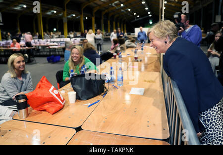 Fine Gael Kandidat Frances Fitzgerald spricht Mitarbeiterinnen und Mitarbeiter zählen, wie Sie an der Anzahl der RDS, Dublin, wie bei der Auszählung der Stimmen bei den Europawahlen weiter ankommt. Stockfoto