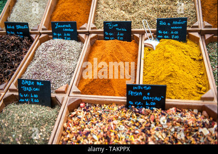 Zusammenstellung der Gewürze in einem beliebten Markt Stockfoto