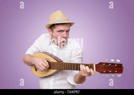 Im Sommer hat man Gitarre spielen und singen Lieder. Stockfoto