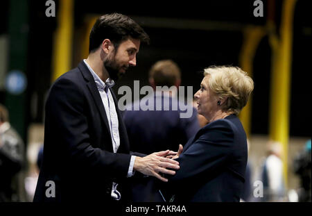 Fine Gael Kandidat Frances Fitzgerald (rechts) mit Parteifreund und Wohnungswesen Eoghan Murphy bei der Graf Zentrum im RDS, Dublin, wie bei der Auszählung der Stimmen bei der Europawahl fort. Stockfoto