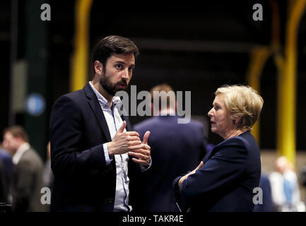 Fine Gael Kandidat Frances Fitzgerald (rechts) mit Parteifreund und Wohnungswesen Eoghan Murphy bei der Graf Zentrum im RDS, Dublin, wie bei der Auszählung der Stimmen bei der Europawahl fort. Stockfoto