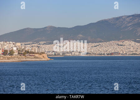 Panorama der Stadt Athen vom Meer aus gesehen, mit Bergen im Hintergrund, Griechenland Stockfoto