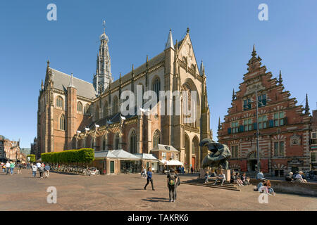 De Grote Kerk oder Saint-Bavo Kirche (links) und De Vleeshal oder flesher's Hall (rechts), auf dem Grote Markt, Haarlem, Nord Holland, Niederlande. Stockfoto