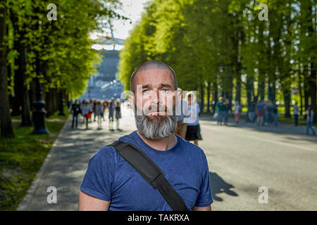 Ein kaukasischer Mann ca. 40-44 Jahre alt, mit kurzen Haaren und Bart im Park spazieren geht, close-up. Stockfoto