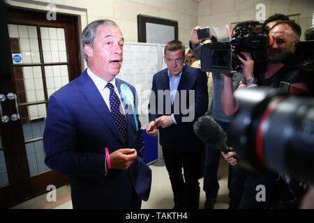 Nigel Farage, spricht mit den Medien, als er auf die Wahlen zum Europäischen Parlament, in der die in der Guildhall in Southampton eingetroffen ist. Stockfoto