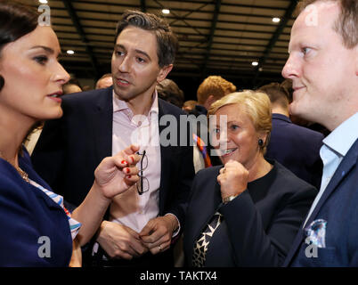 Fine Gael Kandidat Frances Fitzgerald (Zweiter von rechts) mit Parteifreund und Gesundheit Minister Simon Harris (Zweite links) und an der Anzahl der RDS, Dublin, wie bei der Auszählung der Stimmen bei der Europawahl fort. Stockfoto