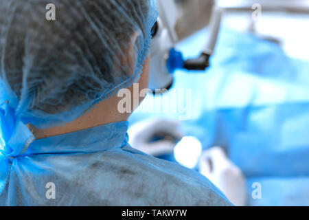 Augenarzt Chirurg durch OP-Mikroskop schwer tun. Stockfoto
