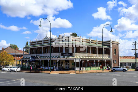 Altes Hotel mit einer herrlichen Veranda Balustrade aus dem frühen 20. Jahrhundert in der Rual Stadt Muralla, New South Wales, Australien Stockfoto