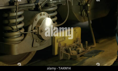 Räder der Lokomotive hautnah. Motor-Räder und Teile schließen. Schienenverkehr an der Tankstelle. Stockfoto