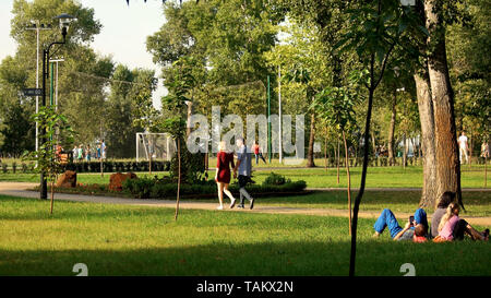 17.09.2017 - Kiew, Ukraine. Die Leute im Sommer Park. Jugendliche spielen Fußball und Badminton im Freien. Katastrophengebieten und Freizeitaktivität. Stockfoto