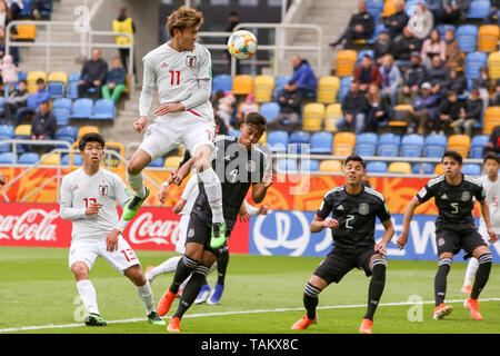 Gdynia Stadion, Gdynia, Polen - 26. Mai, 2019: taisei Miyashiro, Kyosuke Tagawa aus Japan und Efrain Orona, Kevin Alvarez, Naelson Cardenas aus Mexiko sind in Aktion während der FIFA U-20-Weltmeisterschaft zwischen Mexiko und Japan (Gruppe B) in Gdynia gesehen. (Endstand; Mexiko 0:3 Japan) Stockfoto