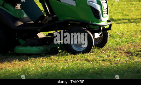 John Deere Rasenmäher Reiten ausgestattet mit einem Schneepflug, die