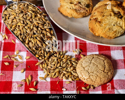 Haferflocken Cookies mit Schale Haferflocken in Schaufel Stockfoto