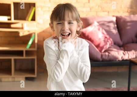 Kleines Mädchen mit Asthma attack zu Hause Stockfoto