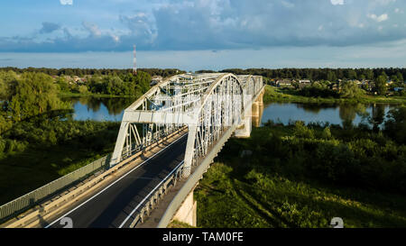 Eiserne Brücke über den Fluss Antenne drone Stockfoto