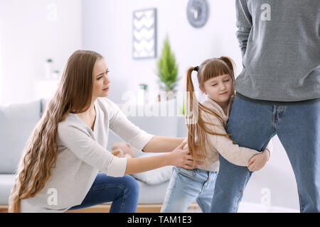 Kleines Mädchen, die versuchen, ihr Vater die Familie verlassen zu stoppen Stockfoto