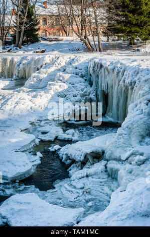 Berühmten Wasserfall in Estland. Keila-Joa Schloss fallen. Teilweise Wasserfall im Winter eingefroren. Estland. Stockfoto