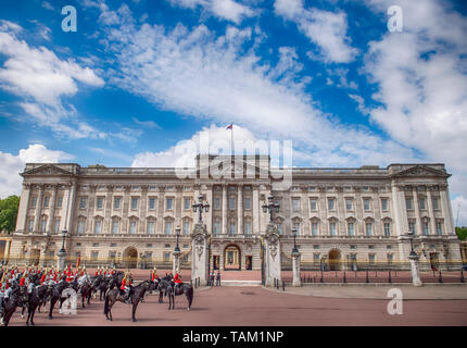 Buckingham Palace, London, Großbritannien. 25. Mai 2019. Montiert Household Cavalry Truppen auf Parade vor dem Königlichen Palast für die großen Generäle überprüfen Stockfoto