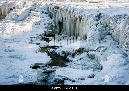 Berühmten Wasserfall in Estland. Keila-Joa Schloss fallen. Teilweise Wasserfall im Winter eingefroren. Estland. Stockfoto