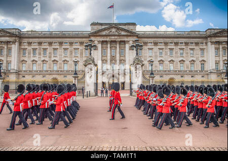 London, Großbritannien. 25. Mai 2019. Gardisten März vergangenen Buckingham Palace nach Abschluss der großen Generäle Überprüfung der die Farbe. Stockfoto